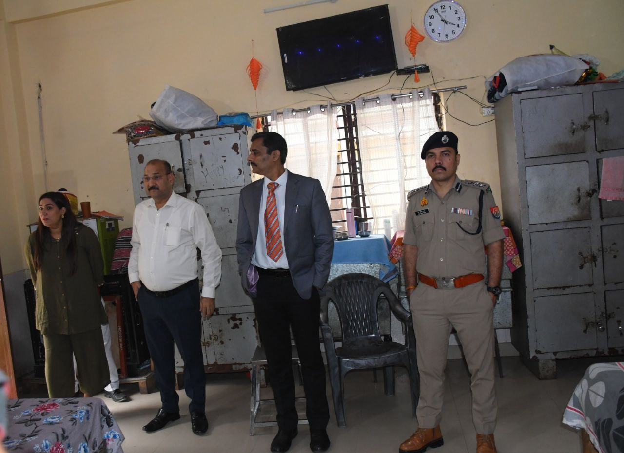मेरठ में जिला अधिकारी, जिला जज और एसएसपी ने किया राजकीय महिला शरणालय का निरीक्षण