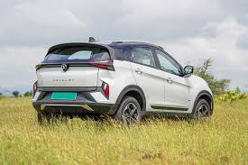 Tata Nexon 2025: जबरदस्त फीचर्स, दमदार इंजन और 5-स्टार सेफ्टी रेटिंग के साथ, जानिए क्यों यह SUV सबकी फेवरेट
