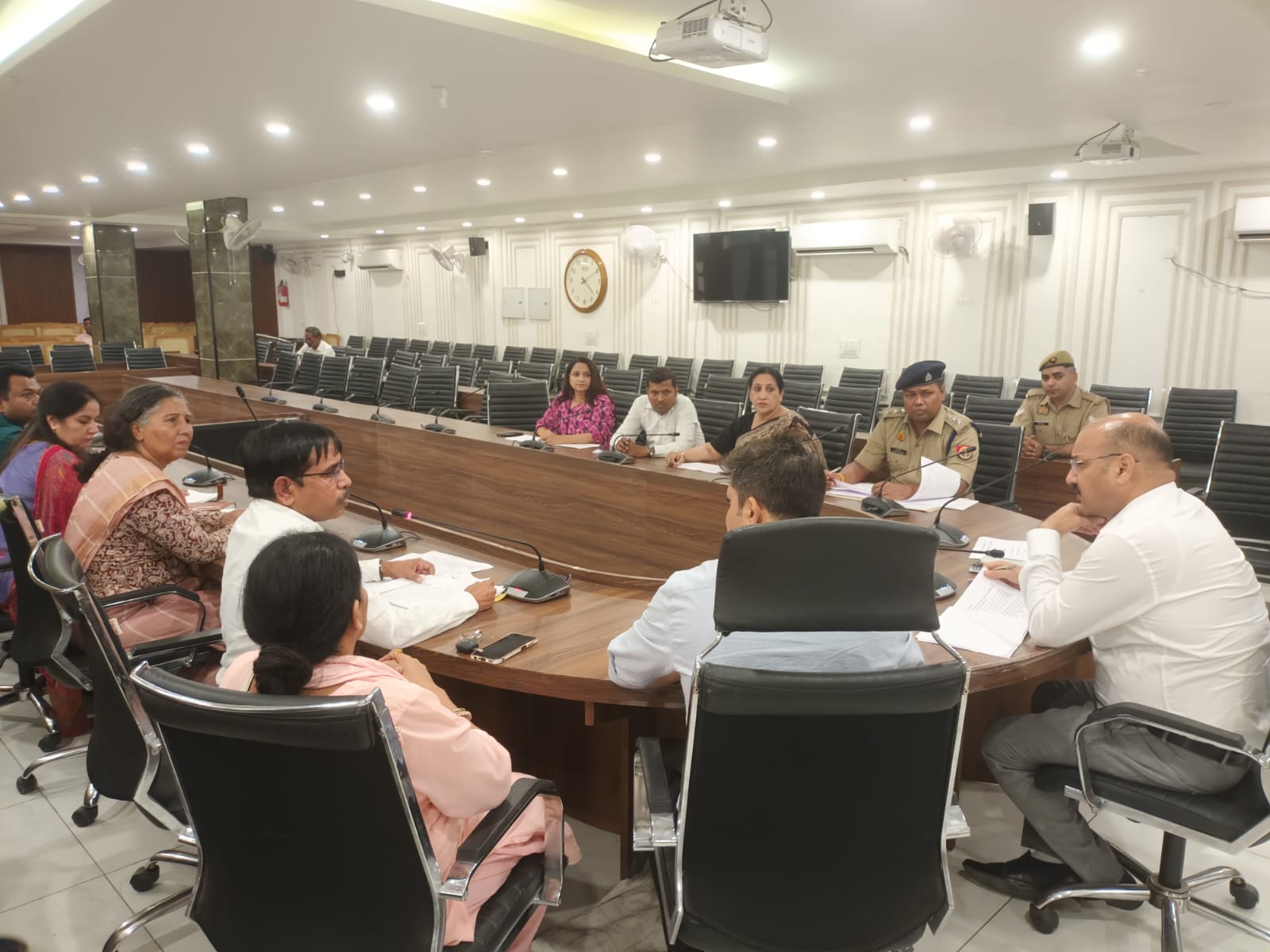 मेरठ में बाल श्रम उन्मूलन पर सख्ती, 415 नियोक्ताओं पर केस, ₹8.20 लाख की वसूली