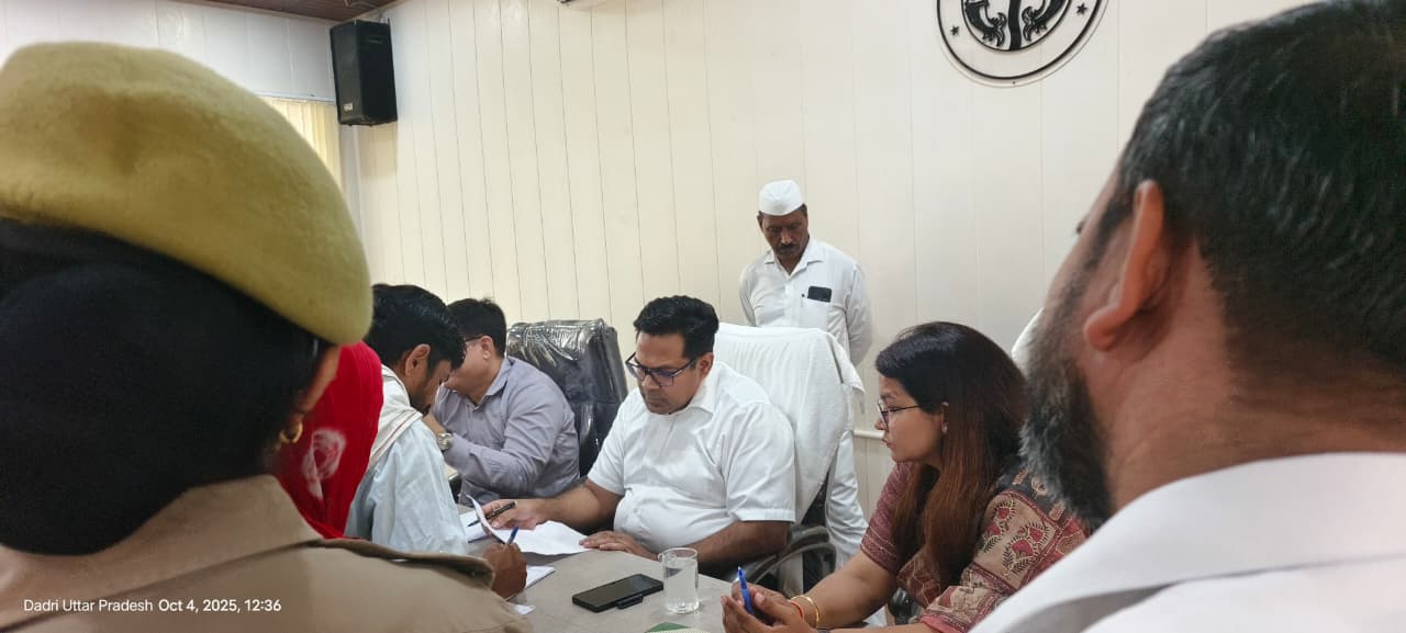 गौतमबुद्ध नगर में जनता की समस्याओं पर प्रशासन हुआ सक्रिय, मंडलायुक्त और डीएम ने सुनी फरियादें