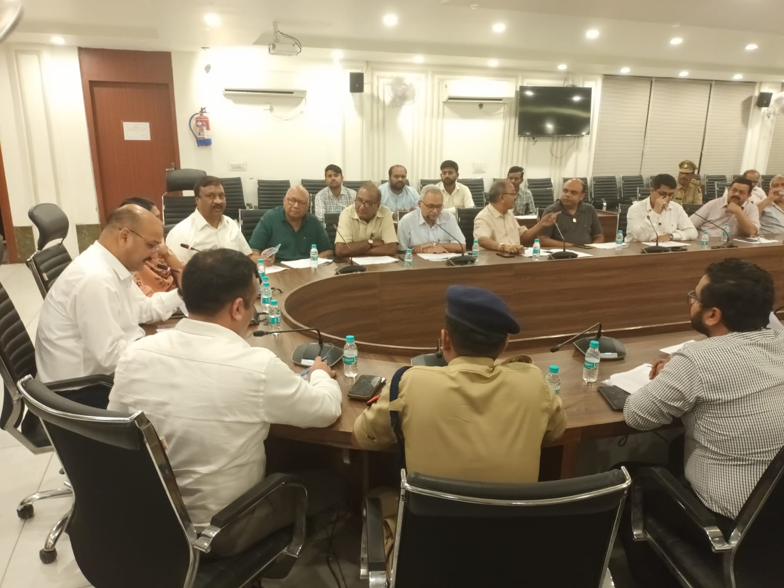 मेरठ में जिला उद्योग बंधु समिति की बैठक: सड़क, पुलिस चौकी और विद्युत आपूर्ति पर चर्चा