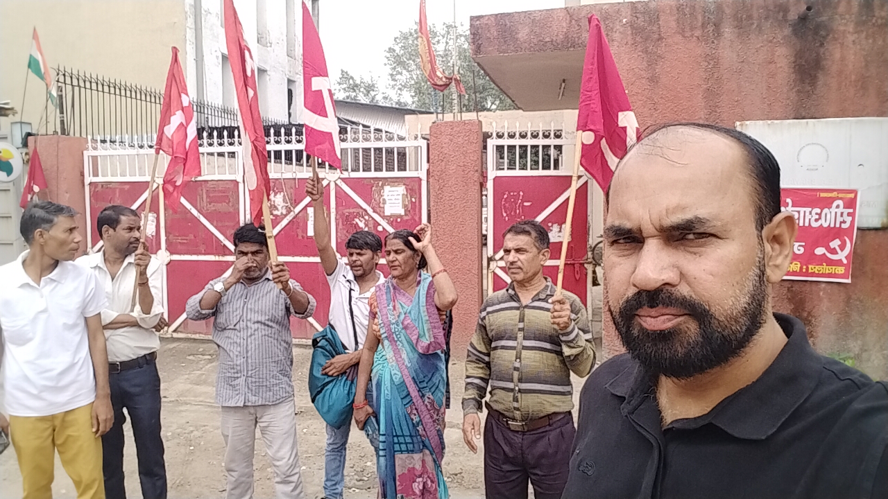 अमेरिकी टैरिफ का बहाना बनाकर 15 श्रमिकों की छंटनी, नोएडा की YR क्राफ्ट कंपनी के बाहर अनिश्चितकालीन धरना जारी