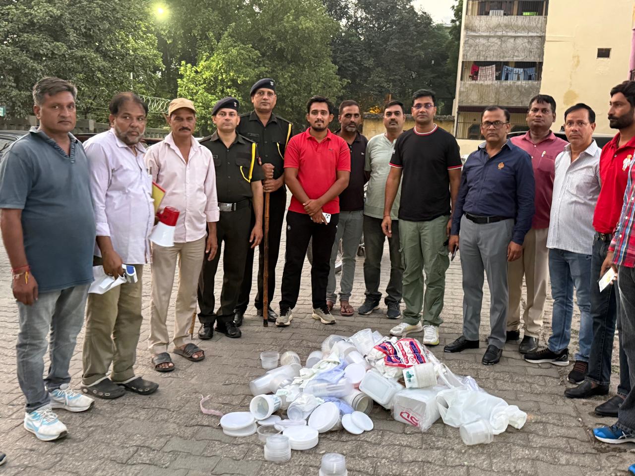 ग्रेटर नोएडा में सिंगल यूज प्लास्टिक पर स्वास्थ्य विभाग की सख्ती, गामा-2 मार्केट में चला जागरूकता अभियान