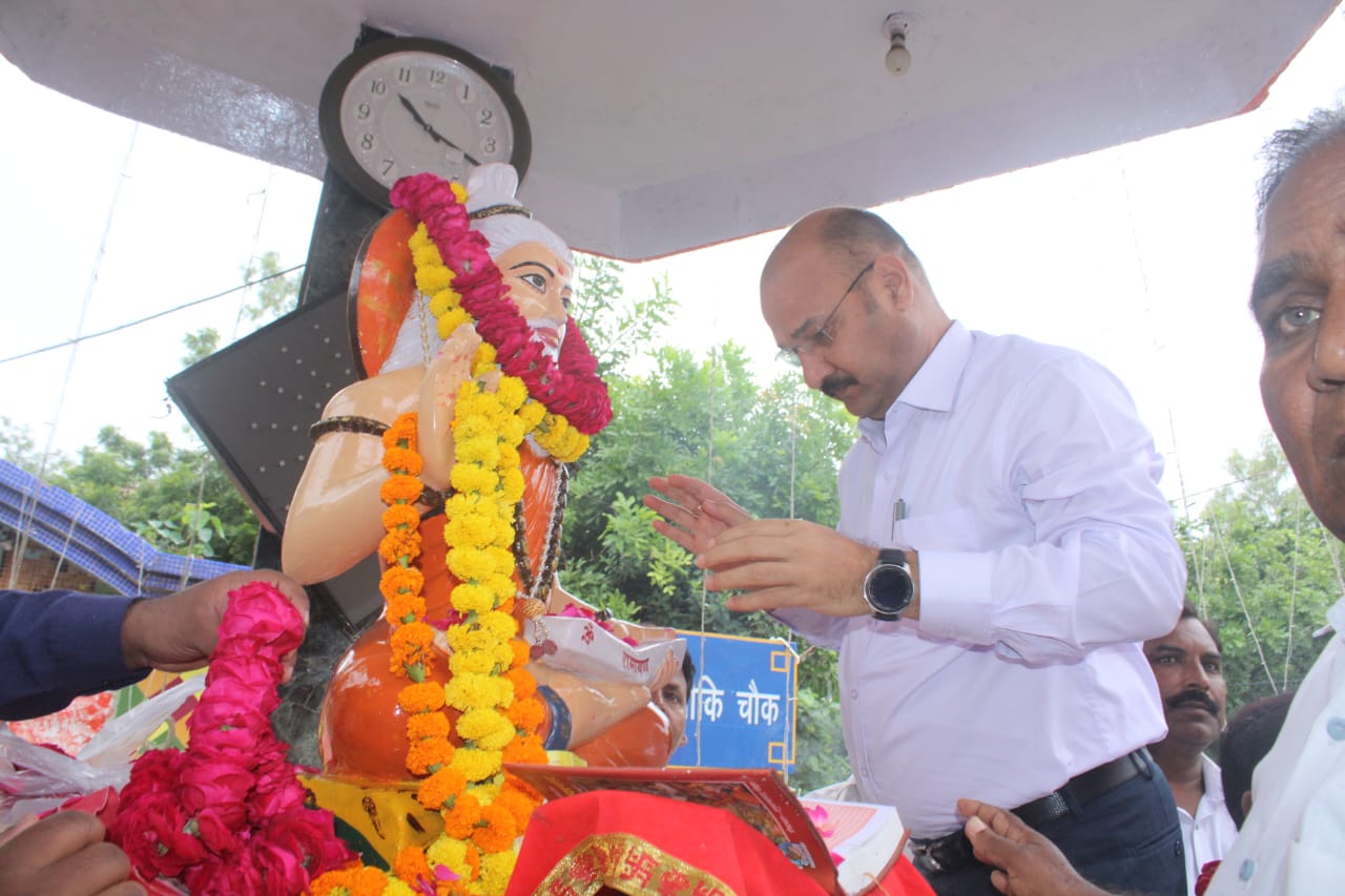 मेरठ में महर्षि वाल्मीकि जयंती पर डीएम ने किया माल्यार्पण, रामायण पाठ का आयोजन