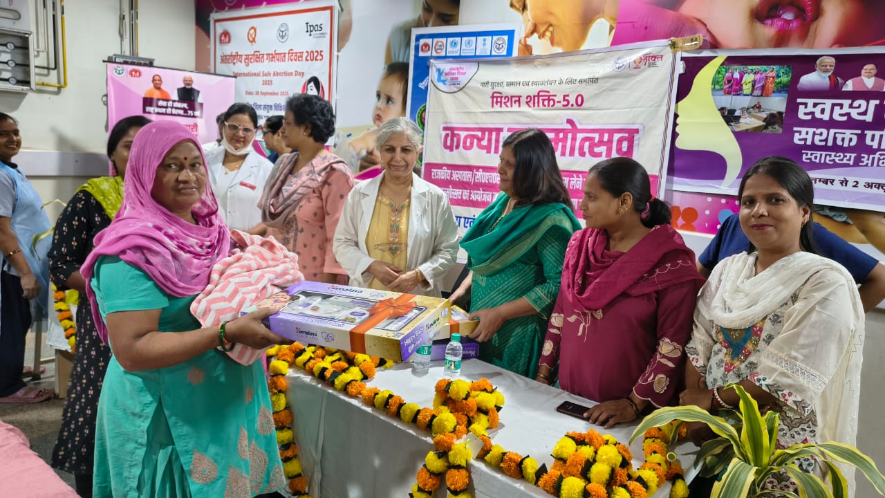नोएडा में मिशन शक्ति अभियान के तहत जिला अस्पताल में 'कन्या जन्मोत्सव' मनाया गया
