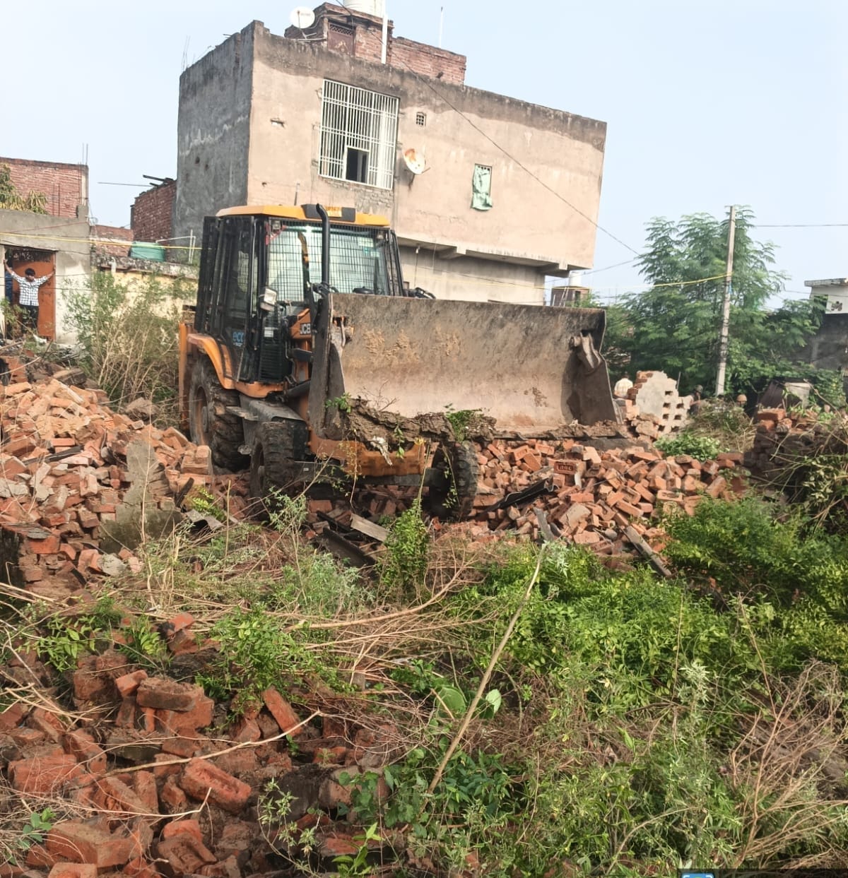 ग्रेटर नोएडा में डूब क्षेत्र पर चला बुल्डोजर, शिवम एंक्लेव की अवैध कॉलोनी ध्वस्त