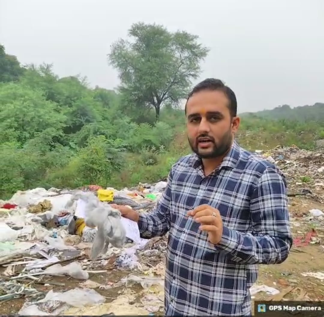 ग्रेटर नोएडा: सड़क किनारे कूड़ा फेंकने पर कंपनी पर ₹1.13 लाख जुर्माना, पॉलिथीन जब्त