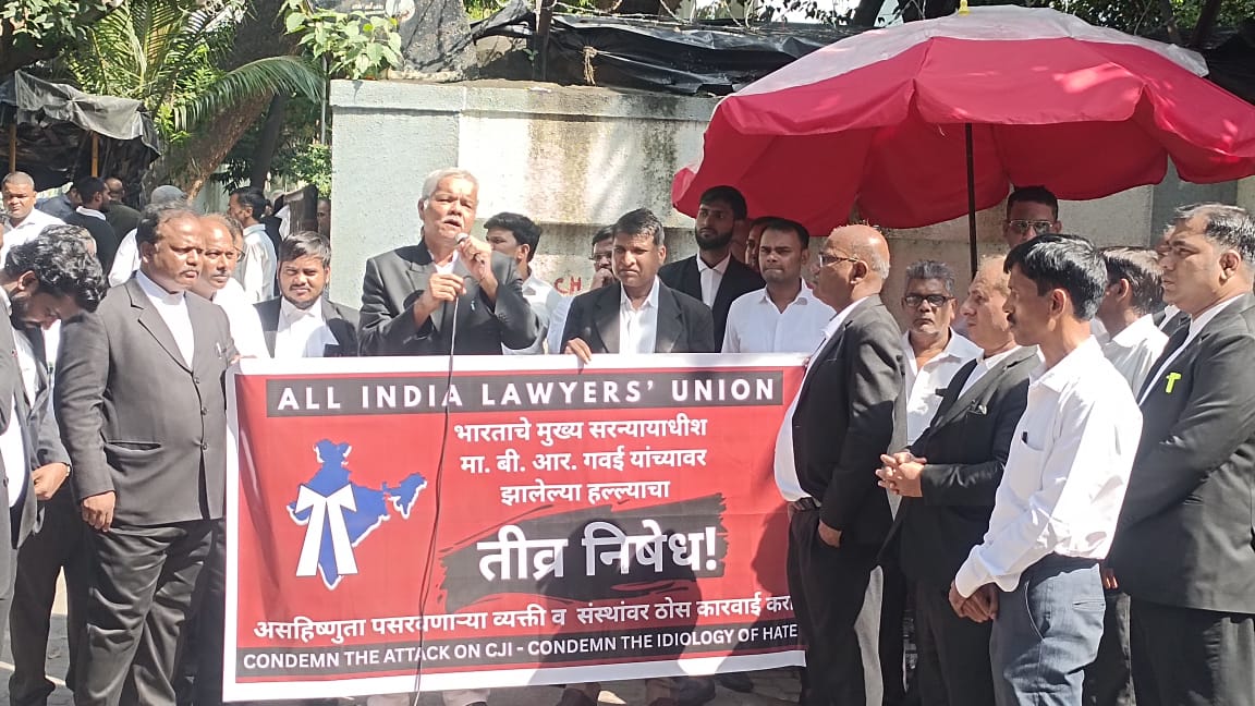 सीजेआई बीआर गवई पर हमले का विरोध, मुंबई के वकीलों ने किया प्रदर्शन, AILU ने कहा 'संविधान पर हमला'