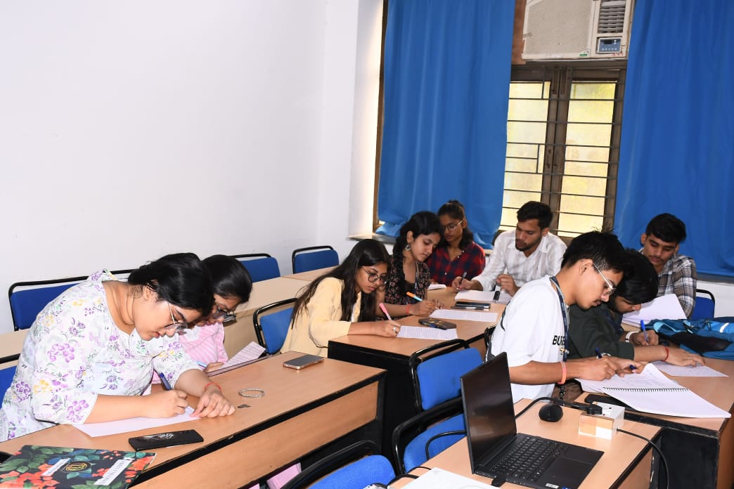 नोएडा एमिटी विश्वविद्यालय में ‘मिशन शक्ति’ के तहत निबंध और पोस्टर प्रतियोगिता का आयोजन