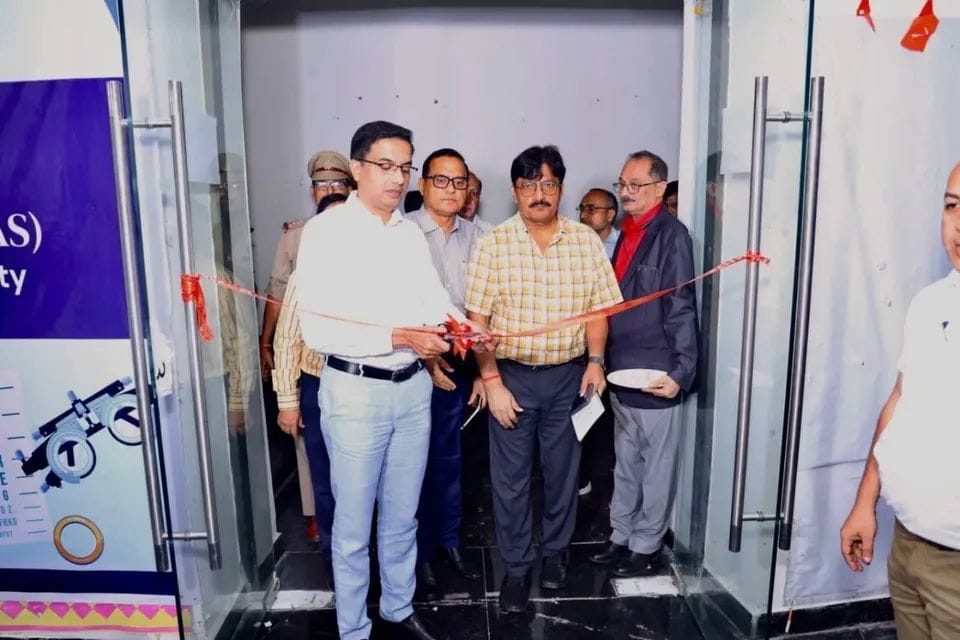 नोएडा प्राधिकरण ने विश्व दृष्टि दिवस पर कर्मचारियों के लिए निःशुल्क आंख जांच शिविर आयोजित किया