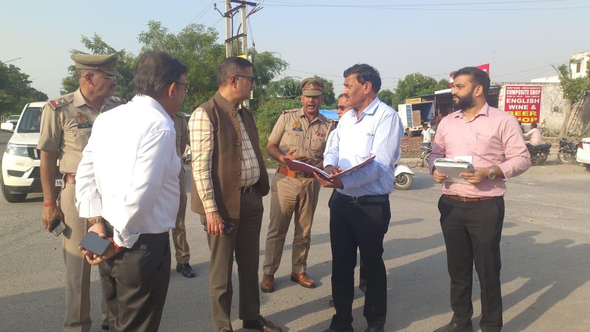 नोएडा में यमुना प्राधिकरण के सीईओ ने 60 मीटर सड़क निर्माण का निरीक्षण किया, अतिक्रमण हटाने के दिए सख्त निर्देश