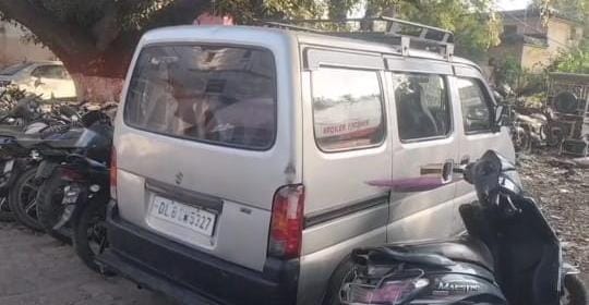 शामली में पटाखों से भरी ईको गाड़ी पकड़ी गई, चालक हिरासत में 