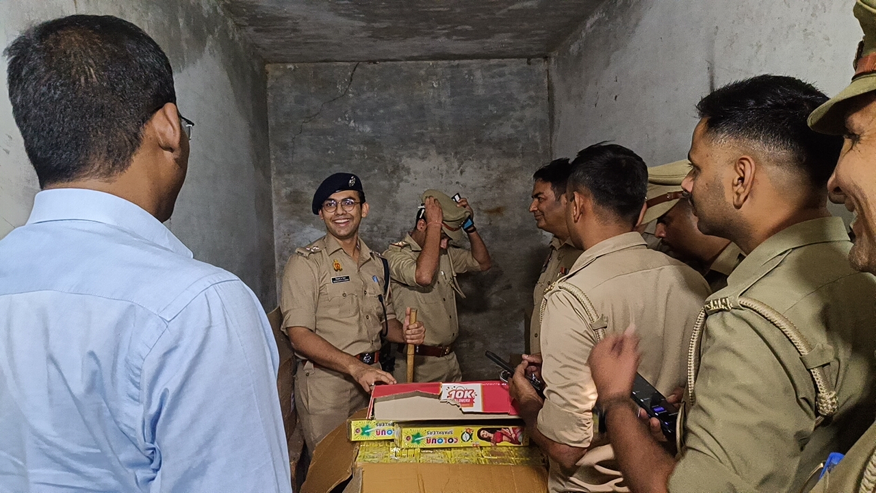 मुजफ्फरनगर में अवैध पटाखों पर पुलिस-प्रशासन ने किया बड़ा एक्शन, कई जगह लगे छापे, करोड़ों का ज़खीरा जब्त