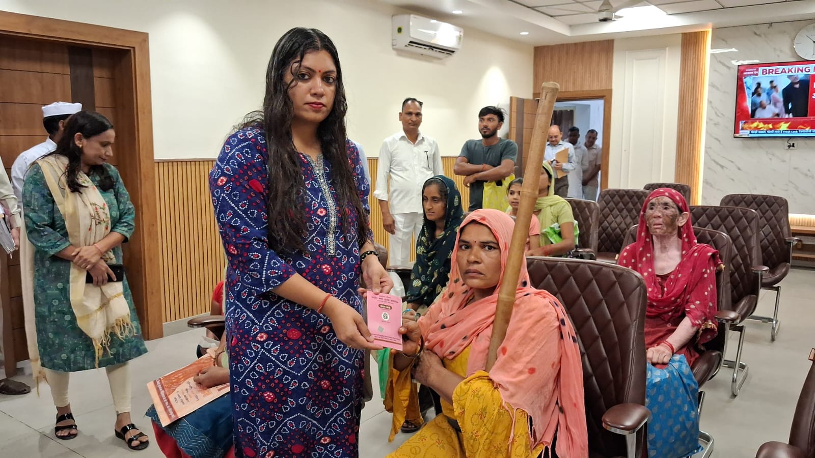 नोएडा में मिशन शक्ति 5.0 के तहत 8 महिला लाभार्थियों को अंत्योदय राशन कार्ड वितरित