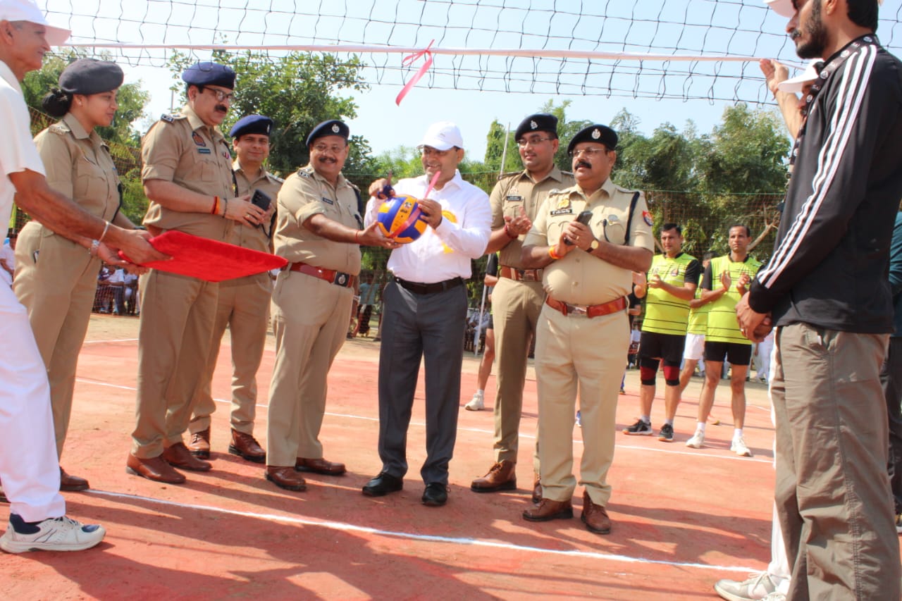 ग्रेटर नोएडा में मेरठ जोन की अंतरजनपदीय पुलिस वॉलीबॉल प्रतियोगिता का हुआ शुभारंभ