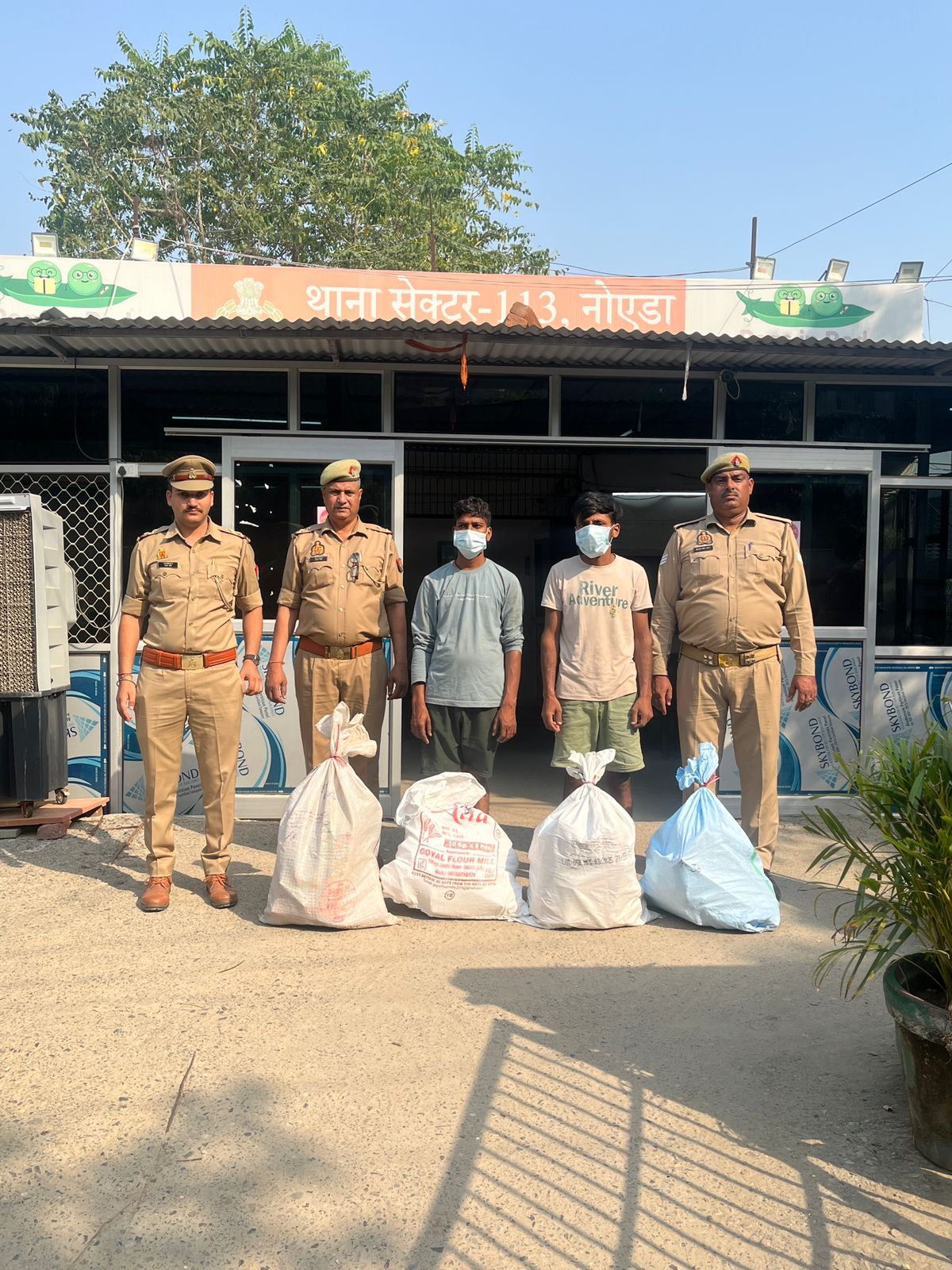 नोएडा पुलिस ने अवैध पटाखा बिक्री करने वालों के खिलाफ चलाया विशेष अभियान, छह गिरफ्तार