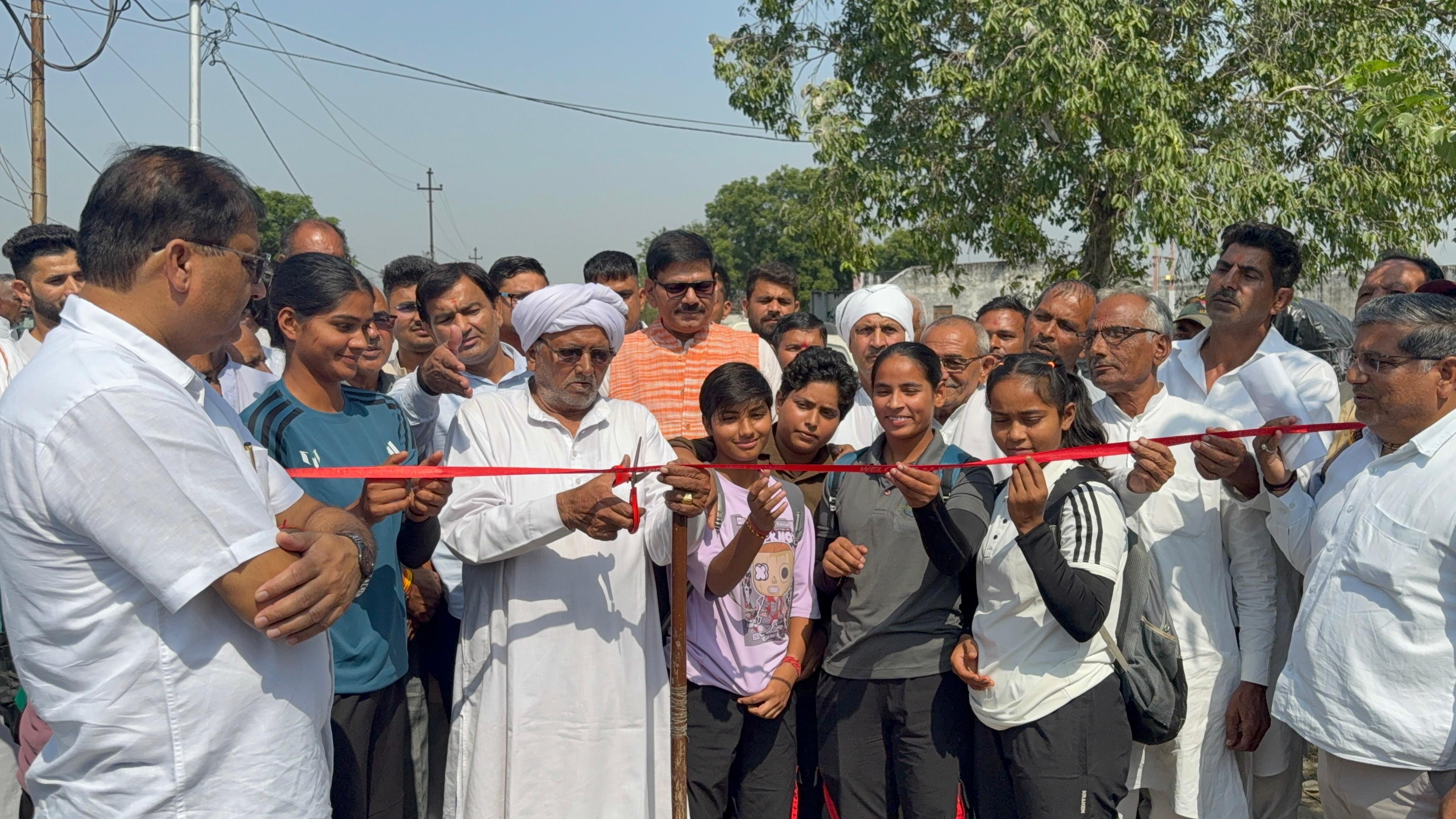 मजबूत सड़कों से गांवों की आर्थिक व सामाजिक प्रगति होगी तेजी - धीरेन्द्र सिंह