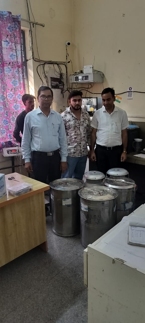 नोएडा मेंदीपावली से पहले मिलावटखोरों पर कार्रवाई, नोएडा में खाद्य विभाग की छापेमारी