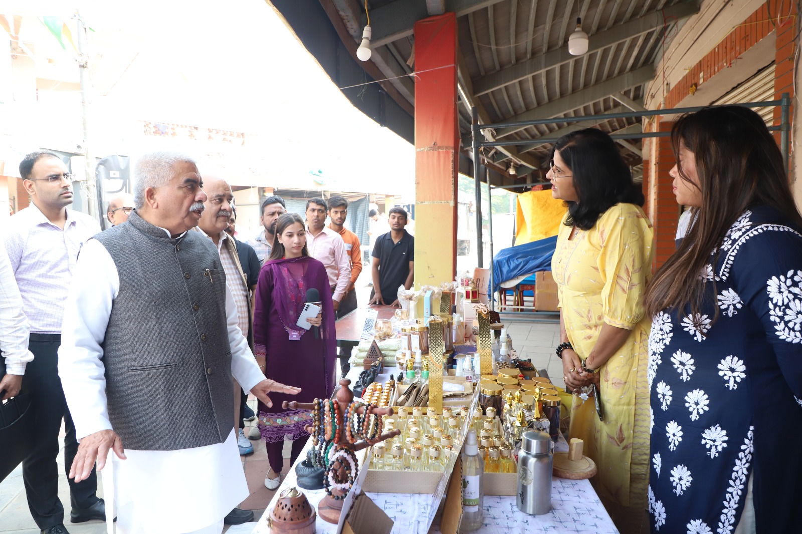 नोएडा में यूपी ट्रेड शो-स्वदेशी मेला 2025 में MSME मंत्री राकेश सचान का निरीक्षण