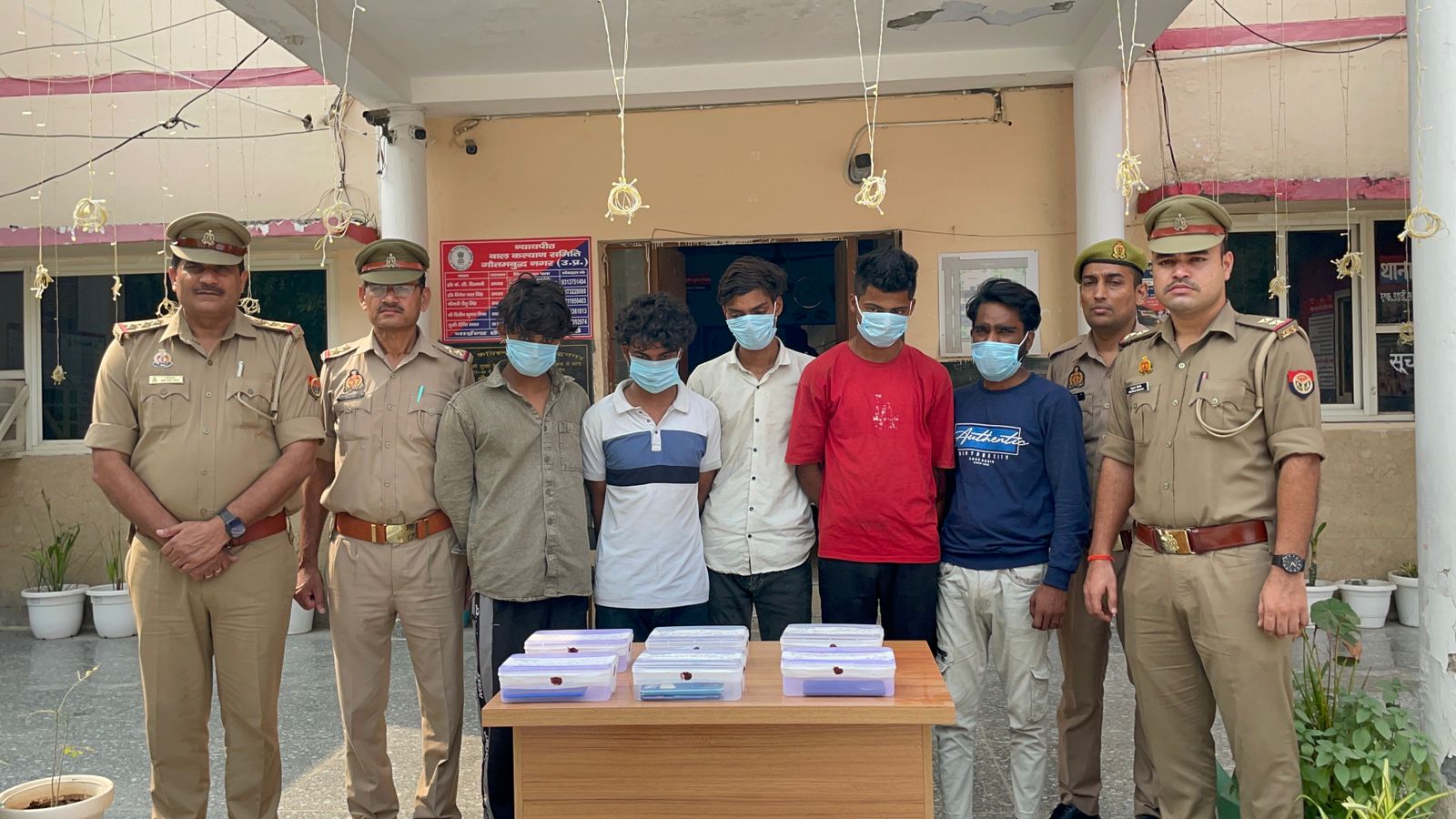 नोएडा में मोबाइल झपटने वाले 5 शातिर बदमाश गिरफ्तार; 11 फोन, 2 वाहन बरामद