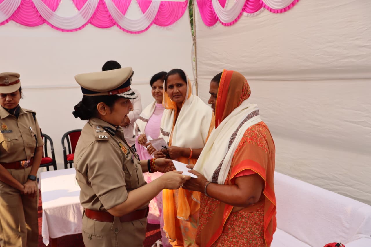 नोएडा में पुलिस स्मृति दिवस पर शहीद पुलिसकर्मियों को दी गई श्रद्धांजलि