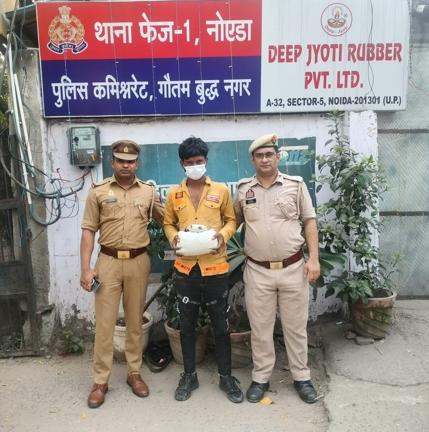 नोएडा में अवैध शराब, गांजा तस्करी और महिला से अभद्रता के आरोप में चार आरोपी गिरफ्तार