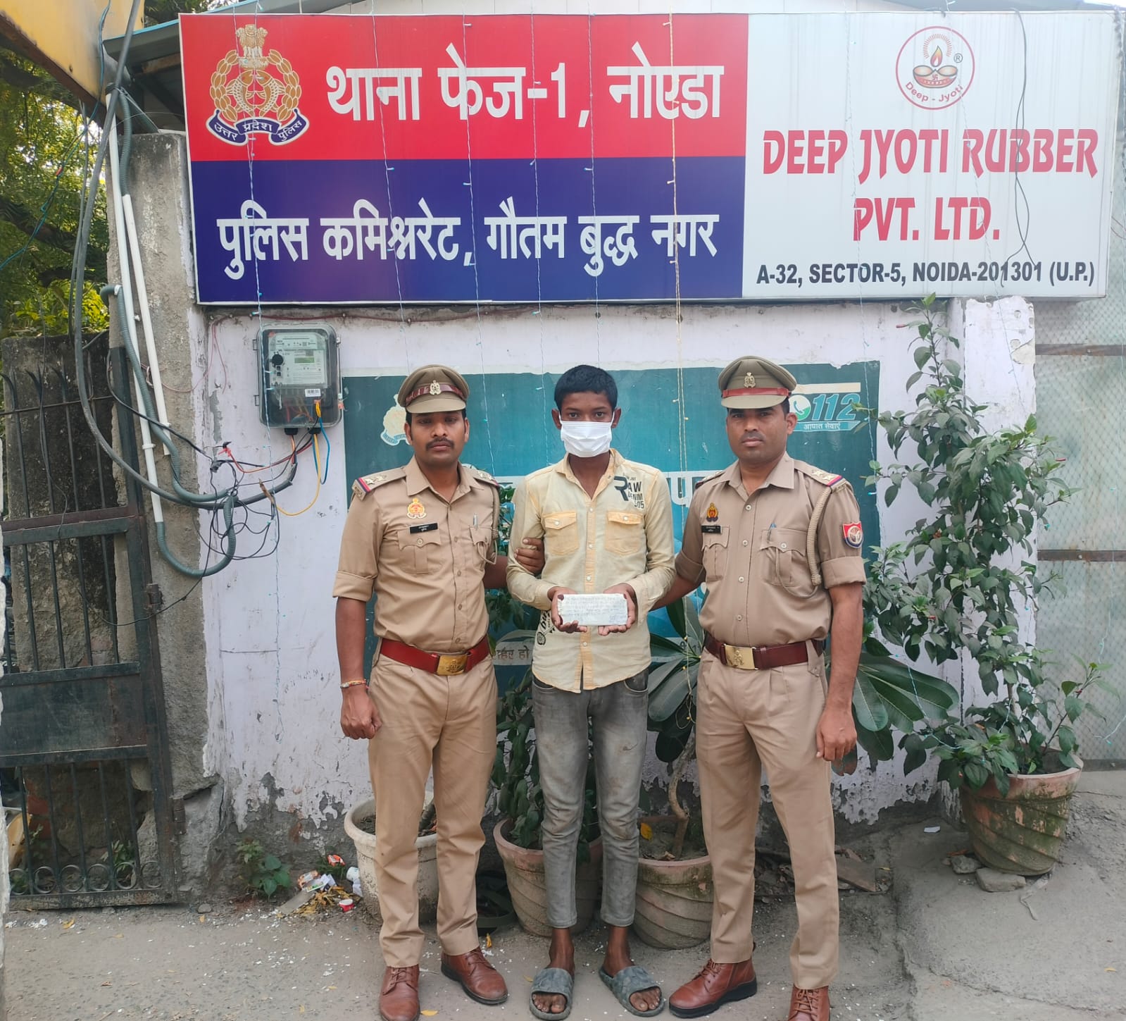 नोएडा पुलिस ने दो शातिर बदमाश गिरफ्तार, चोरी की मोटरसाइकिल, मोबाइल व गांजा बरामद