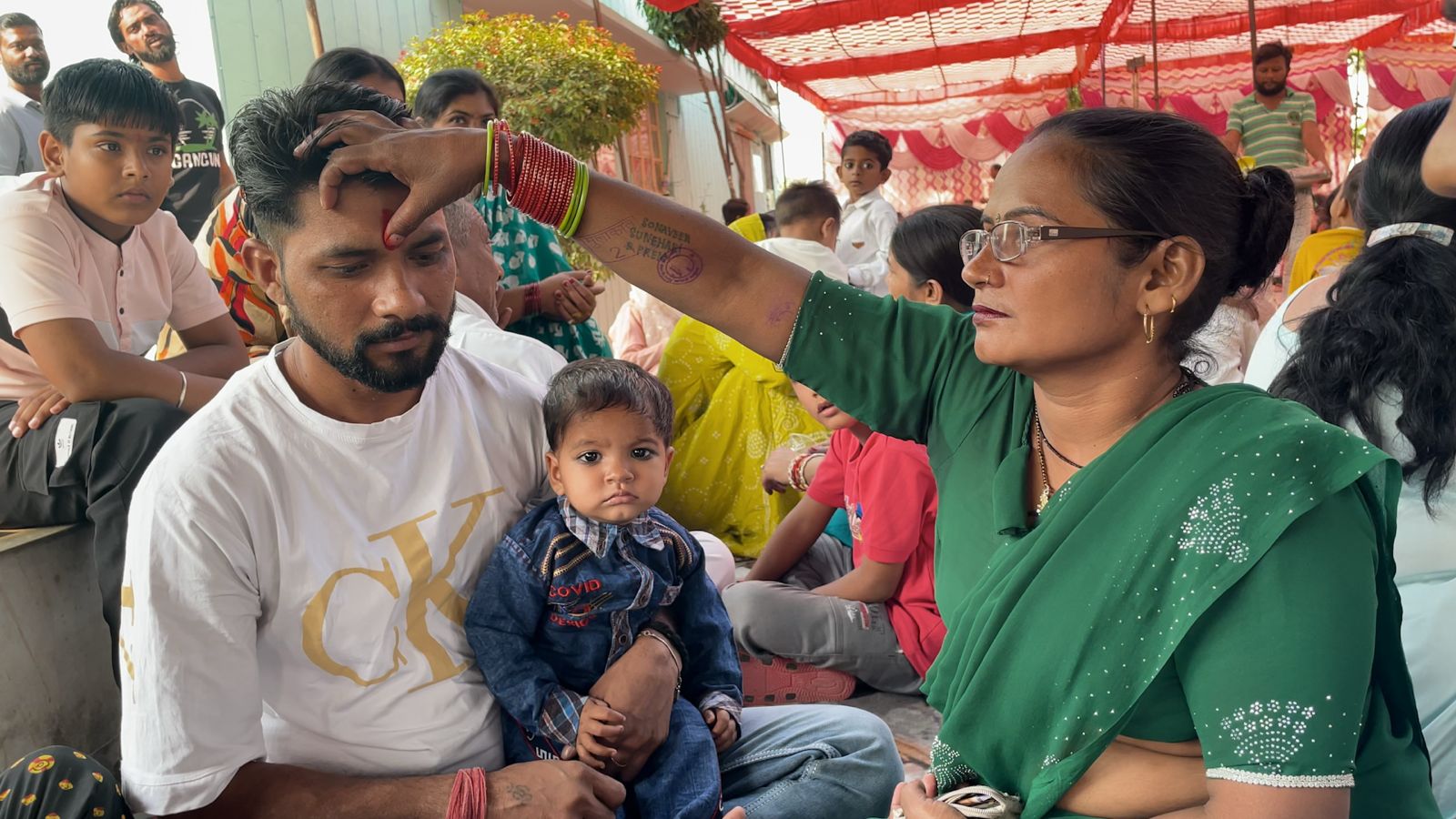ग्रेटर नोएडा लुक्सर जेल में भाई दूज पर बहनों ने भाईयों को लगाया टीका, कारागार में विशेष व्यवस्था