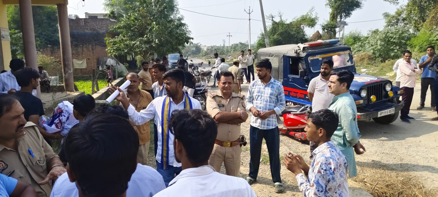 शामलीः जलालाबाद में भीम आर्मी के होर्डिंग्स फाड़े जाने पर कार्यकर्ताओं का प्रदर्शन, पुलिस से कार्रवाई की मांग