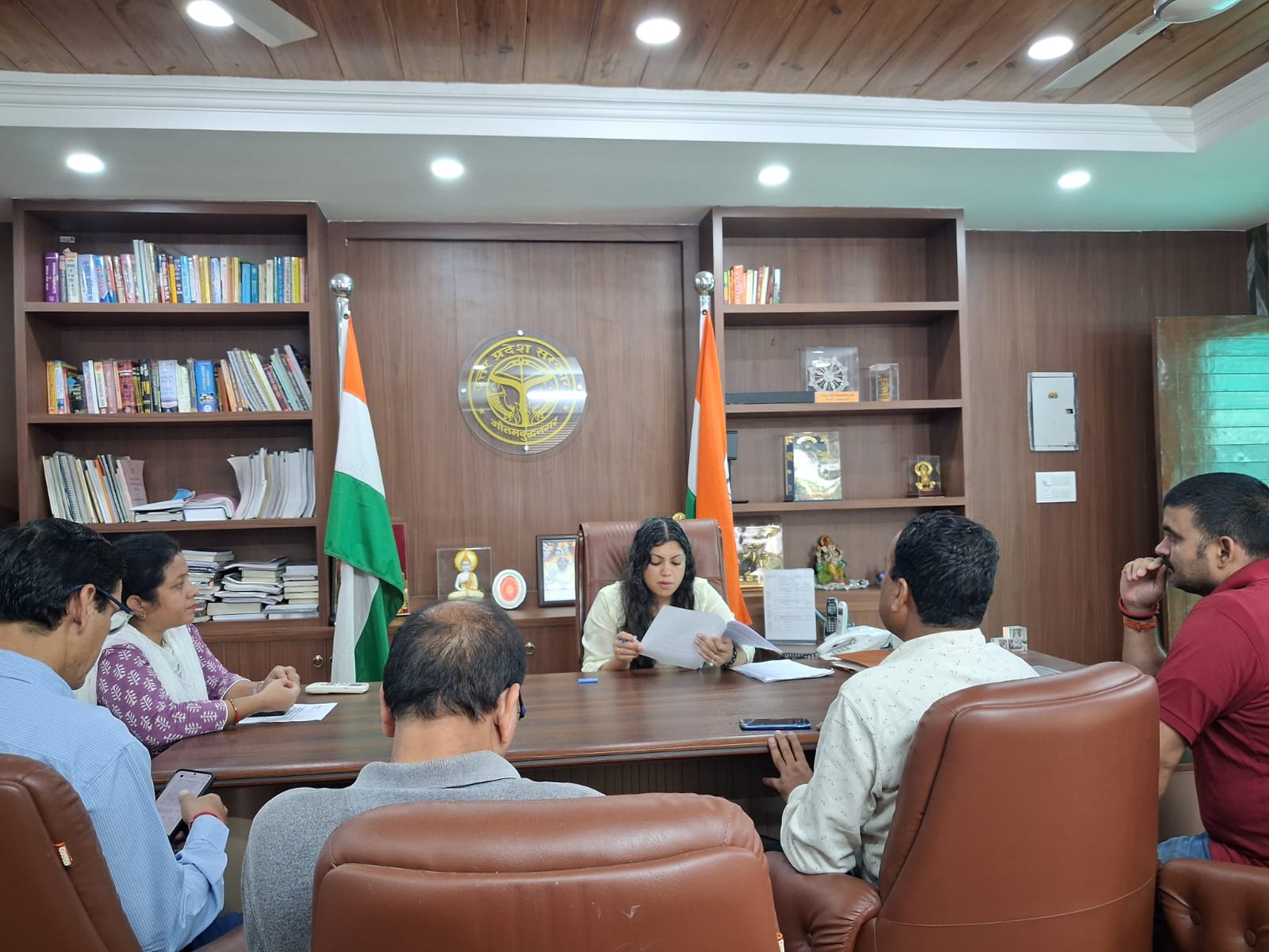 नोएडा में जिलाधिकारी मेधा रूपम ने सेक्टर-27 में जनसुनवाई कर नागरिकों की समस्याओं का किया समाधान