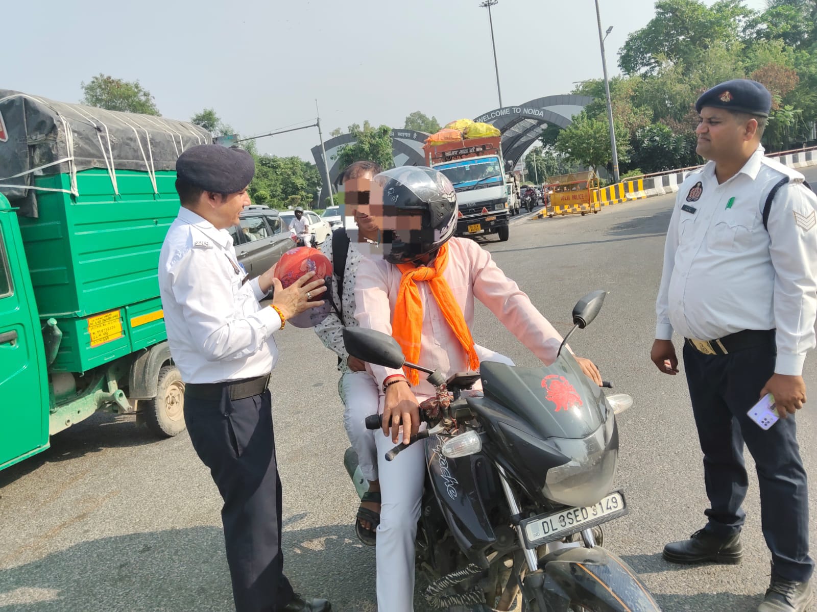 नोएडा यातायात पुलिस ने रोड सेफ्टी अभियान में 6329 चालान जारी किए, 13 वाहन सीज