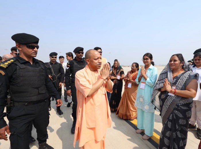 नोएडाः मुख्यमंत्री योगी आदित्यनाथ का जेवर एयरपोर्ट आगमन, प्रभावित परिवारों की महिलाओं ने किया स्वागत