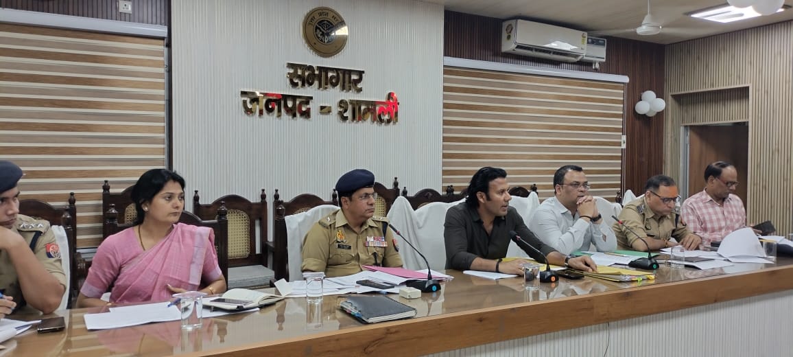 शामली में सड़क सुरक्षा पर डीएम ने दिए कड़े निर्देश: बाइपास पर लगेंगे कॉन्वेक्स मिरर, पेट्रोल पंपों पर 'नो हेलमेट नो फ्यूल' सख्ती से लागू होगा