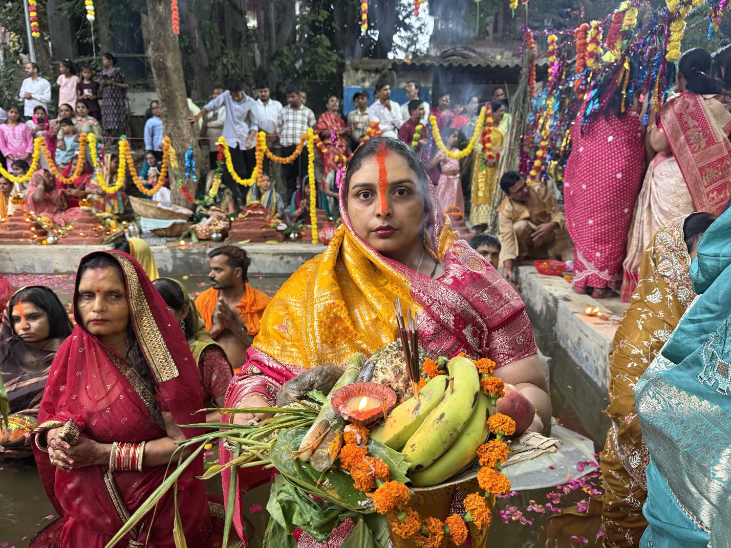 नोएडा में छठ पूजा का समापन: व्रतियों ने 36 घंटे के निर्जला उपवास के बाद उगते सूर्य को अर्घ्य दिया