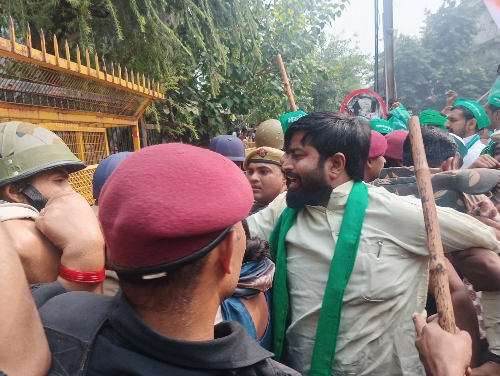 नोएडा प्राधिकरण पर भाकियू मंच का प्रदर्शन, 81 गांवों के किसानों ने उठाई मांगें