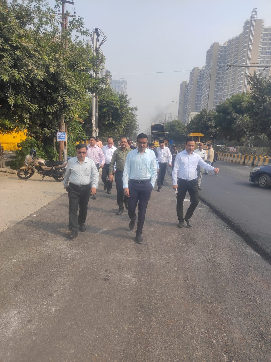 नोएडा में सफाई और अनुरक्षण व्यवस्था पर सीईओ डॉ. लोकेश एम. नाराज, अधिकारियों को दी चेतावनी