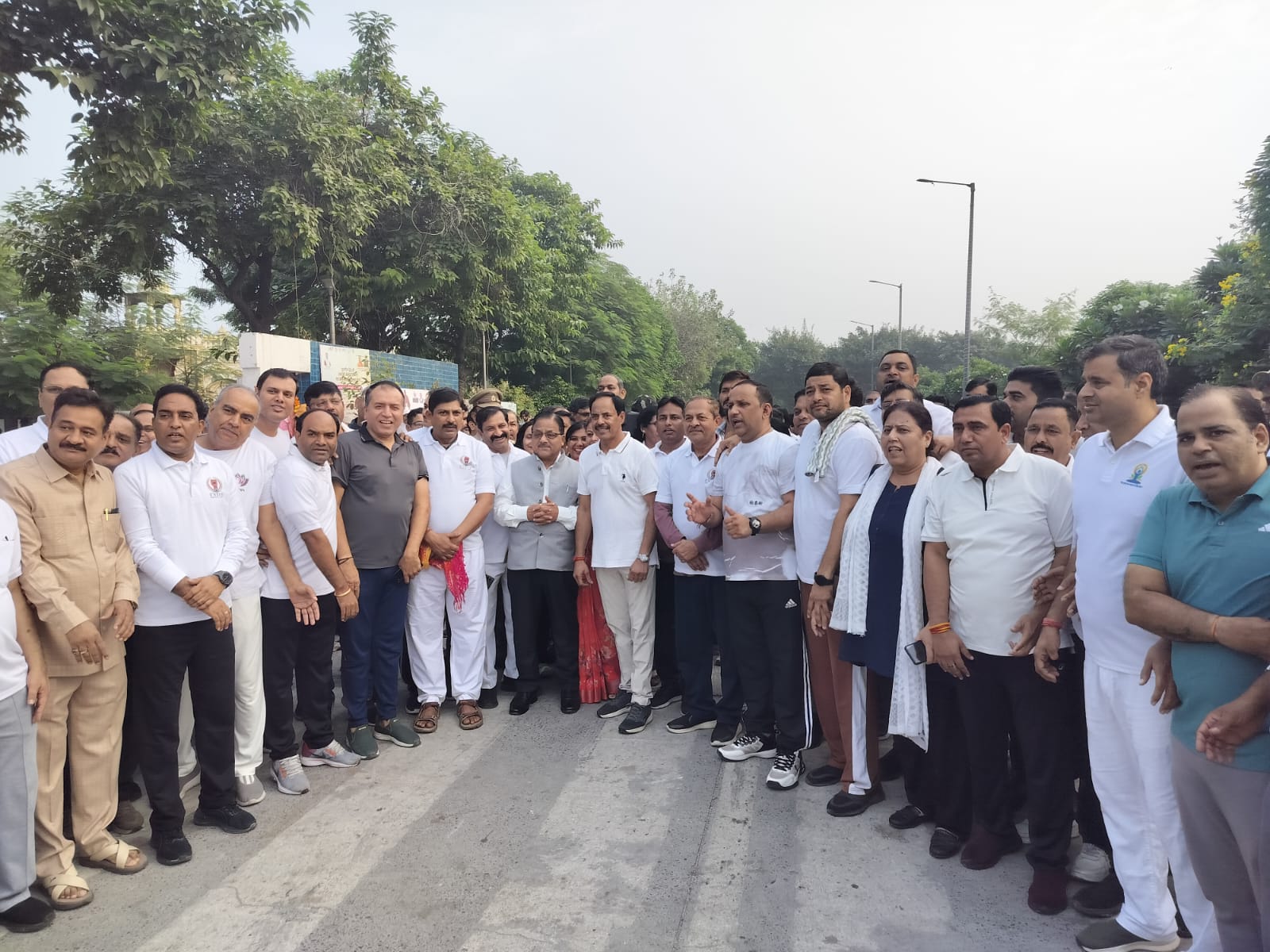 नोएडा में सरदार वल्लभभाई पटेल की 150वीं जयंती पर रन फॉर यूनिटी में दौड़े लोग 