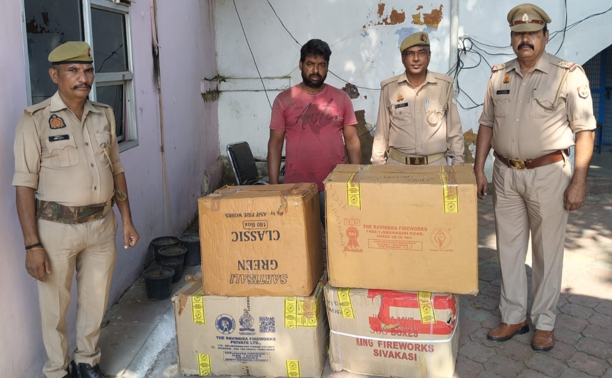 खतौली में पुलिस का 'पटाखा' गुडवर्क: प्रतिबंधित पटाखों की 6 पेटियों के साथ एक तस्कर गिरफ्तार, ₹2.5 लाख का माल जब्त