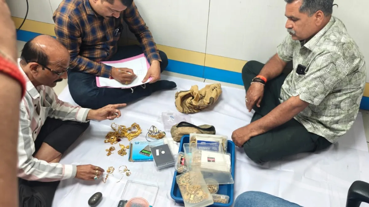 इंदौर में लोकायुक्त का बड़ा अभियान: रिटायर डीईओ धर्मेंद्र भदौरिया की बेटी के लॉकर से लाखों रुपये का सोना जब्त