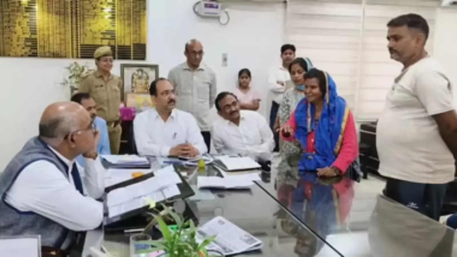 मां को पीटा, रुपये छीने और निकाला घर से बाहर,बेटे-बहू की करतूत; DM ने लिया एक्शन,बुजुर्ग को मिला सम्मान