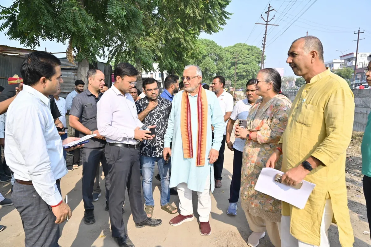 लखनऊ में सफाई व्यवस्था पर भड़के प्रभारी मंत्री, गंदगी मिलने पर कंपनी पर लगाया ₹10 लाख का भारी जुर्माना
