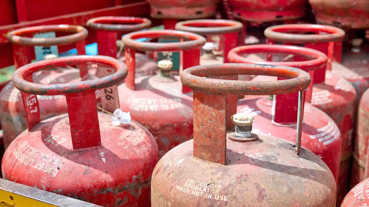 LPG Price: कॉमर्शियल एलपीजी पर 15.50 रुपये की बढ़ोतरी, घरों के गैस बिलों में कोई असर नहीं