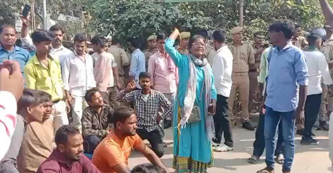 लखनऊ में दबंगों की पिटाई से बुजुर्ग की मौत, परिजनों का शव रखकर प्रदर्शन, पुलिस से धक्का-मुक्की