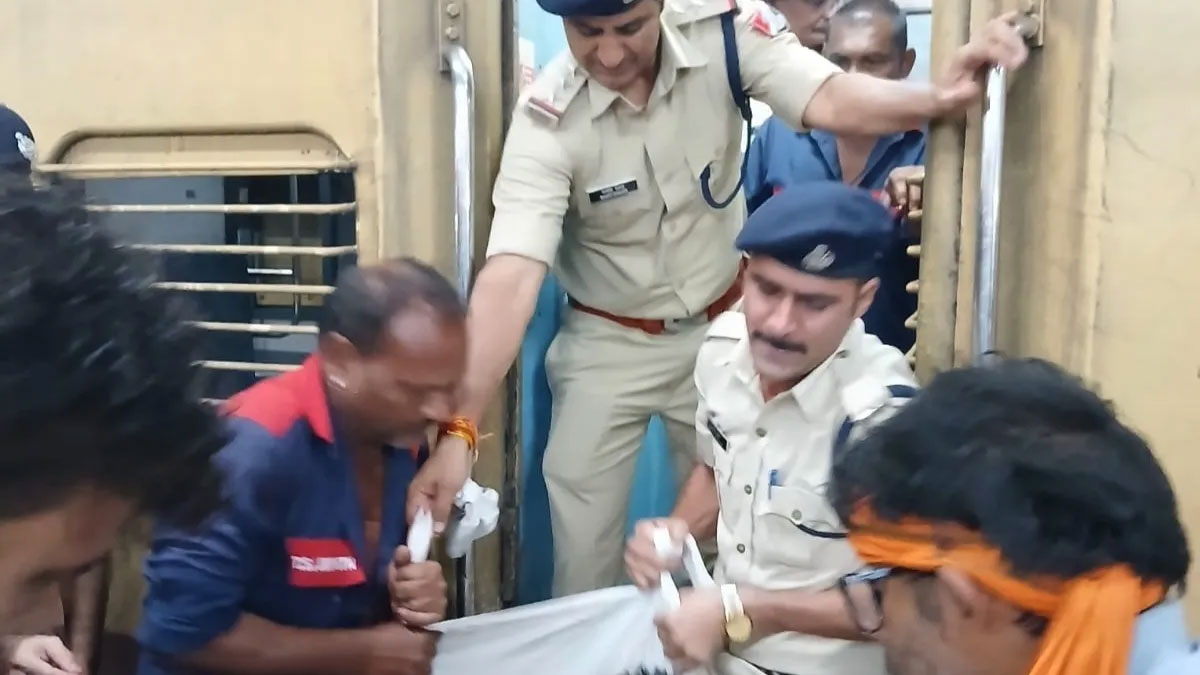 चलती ट्रेन में रिश्तों का खून! मामा ससुर ने दामाद पर बरसाए 30 से अधिक चाकू के वार, सिहोरा स्टेशन के पास ट्रेन से कूदकर हुआ फरार