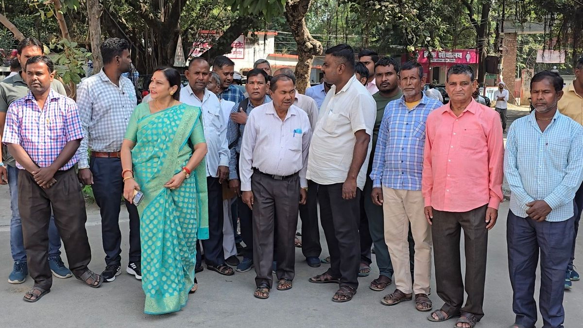 मेरठ-पौड़ी नेशनल हाईवे पर ग्रामीणों का धरना: अंडरपास की मांग लेकर डीएम को सौंपा ज्ञापन