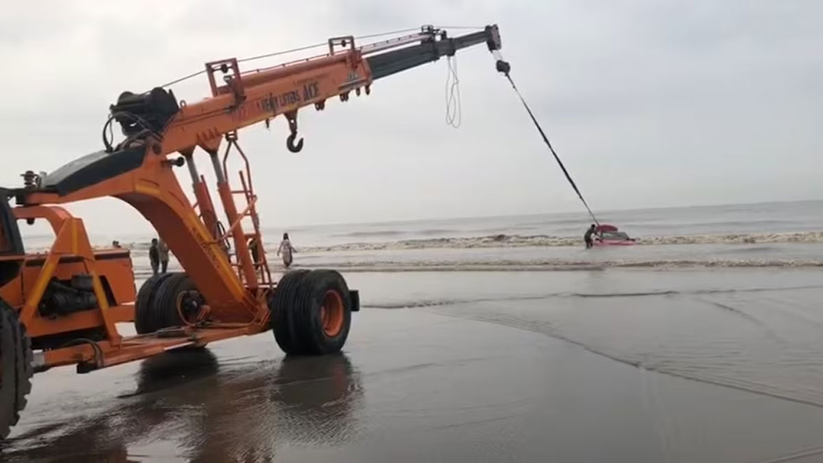 डुमस बीच पर मर्सिडीज फंसी समंदर में! सूरत में फिर दोहराई गई लापरवाही, क्रेन से निकाली गई लग्जरी कार