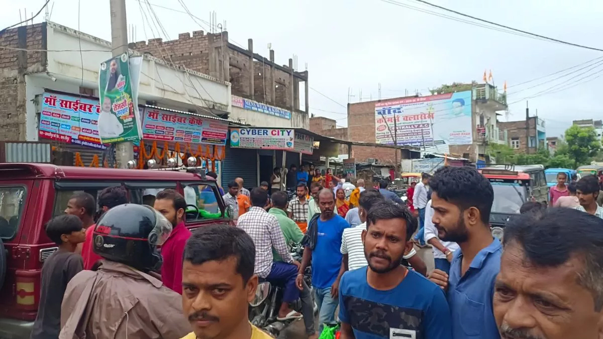 किशोरी को भगाने का नृशंस प्रयास: ममेरा भाई बोलीरो से लटककर बचा लड़की, ग्रामीणों ने पकड़ा बदमाश