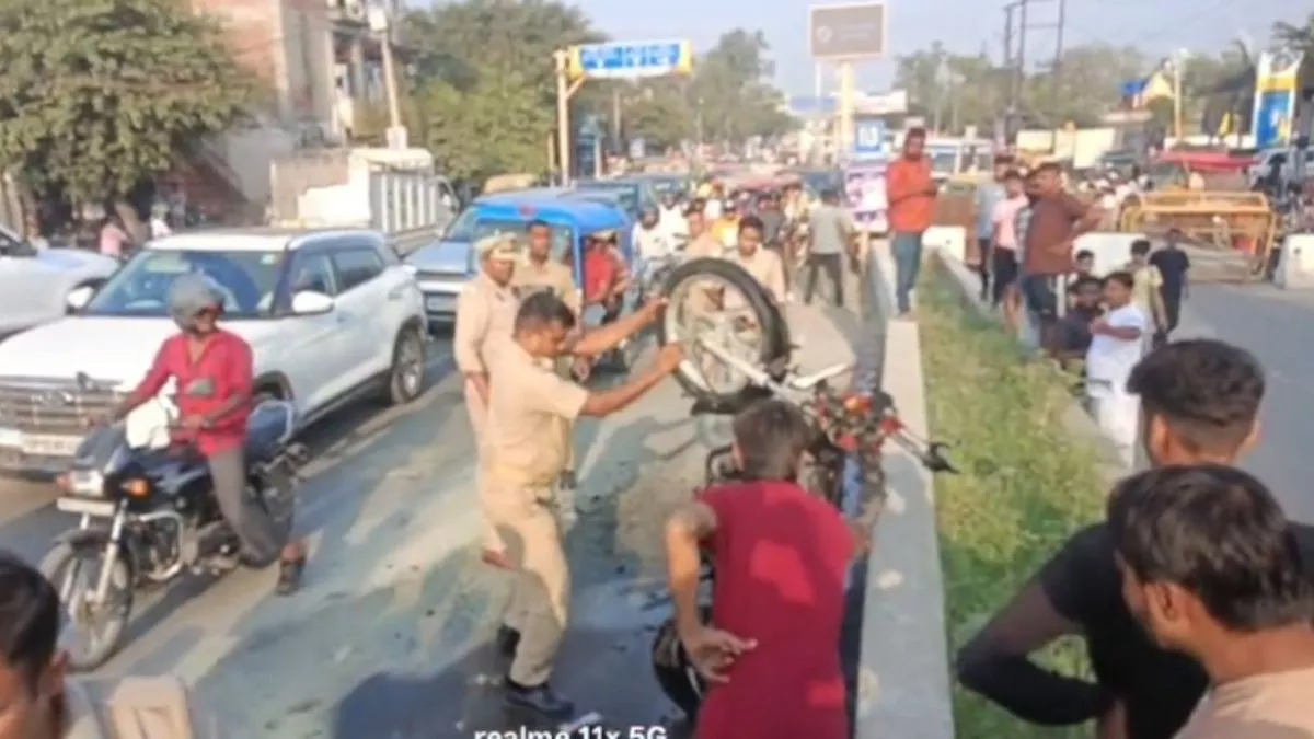 मुरादाबाद में चलती बाइक बनी आग का गोला! दिल्ली रोड पर मचा हड़कंप, युवक ने कूदकर बचाई जान