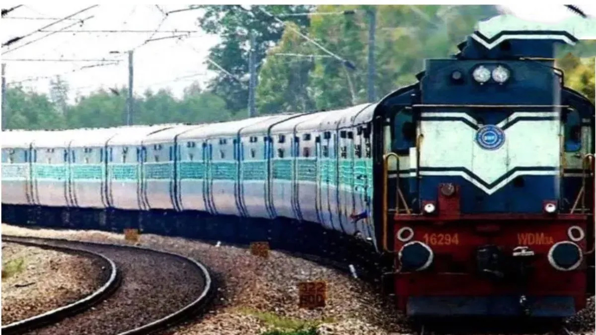 त्योहारों पर भीड़ से निपटने मुरादाबाद मंडल ने बढ़ाई ट्रेन सेवाएं, स्टेशन पर खुलेंगे अतिरिक्त काउंटर