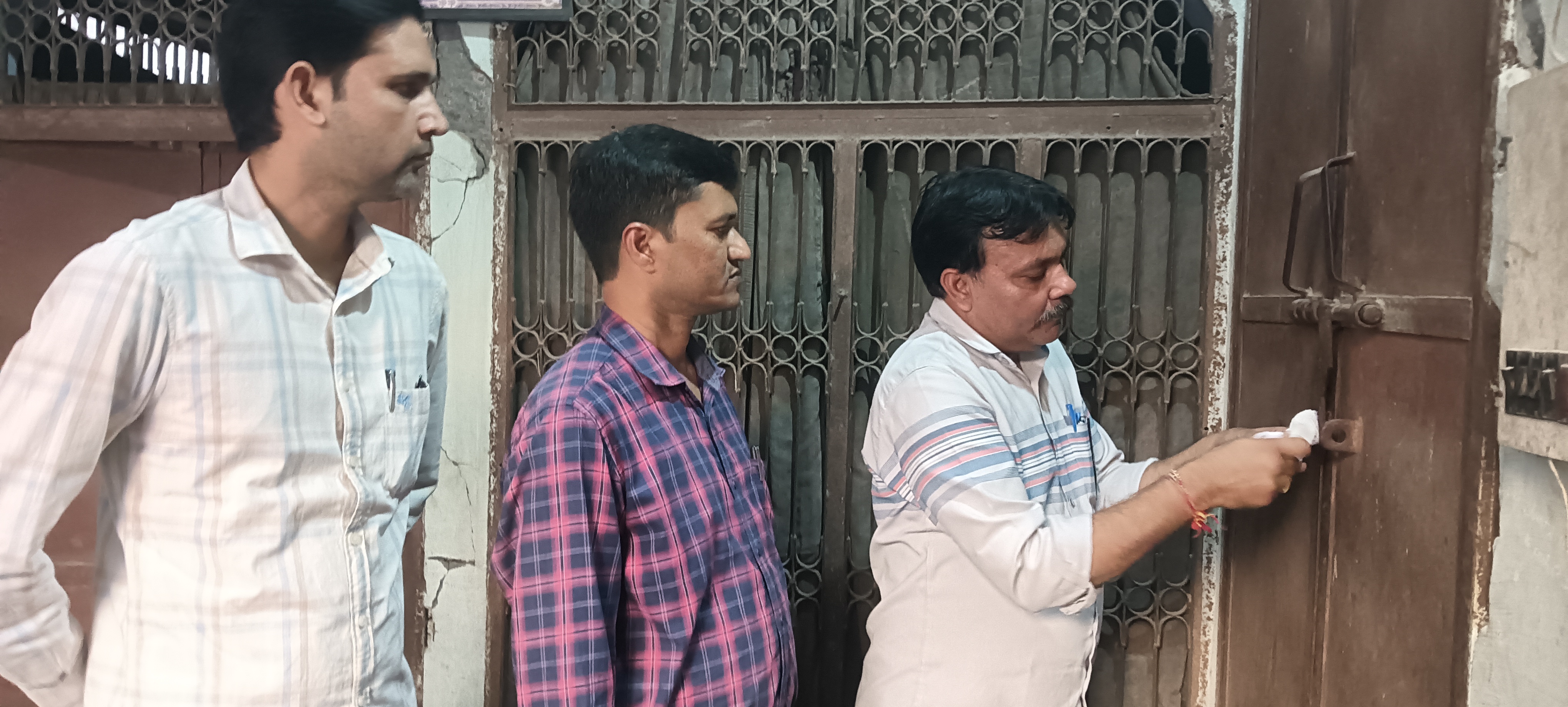 मुजफ्फरनगर में प्रधानमंत्री जन औषधि केंद्र के बगल में चल रहा था अवैध बच्चा अस्पताल, किया गया सील